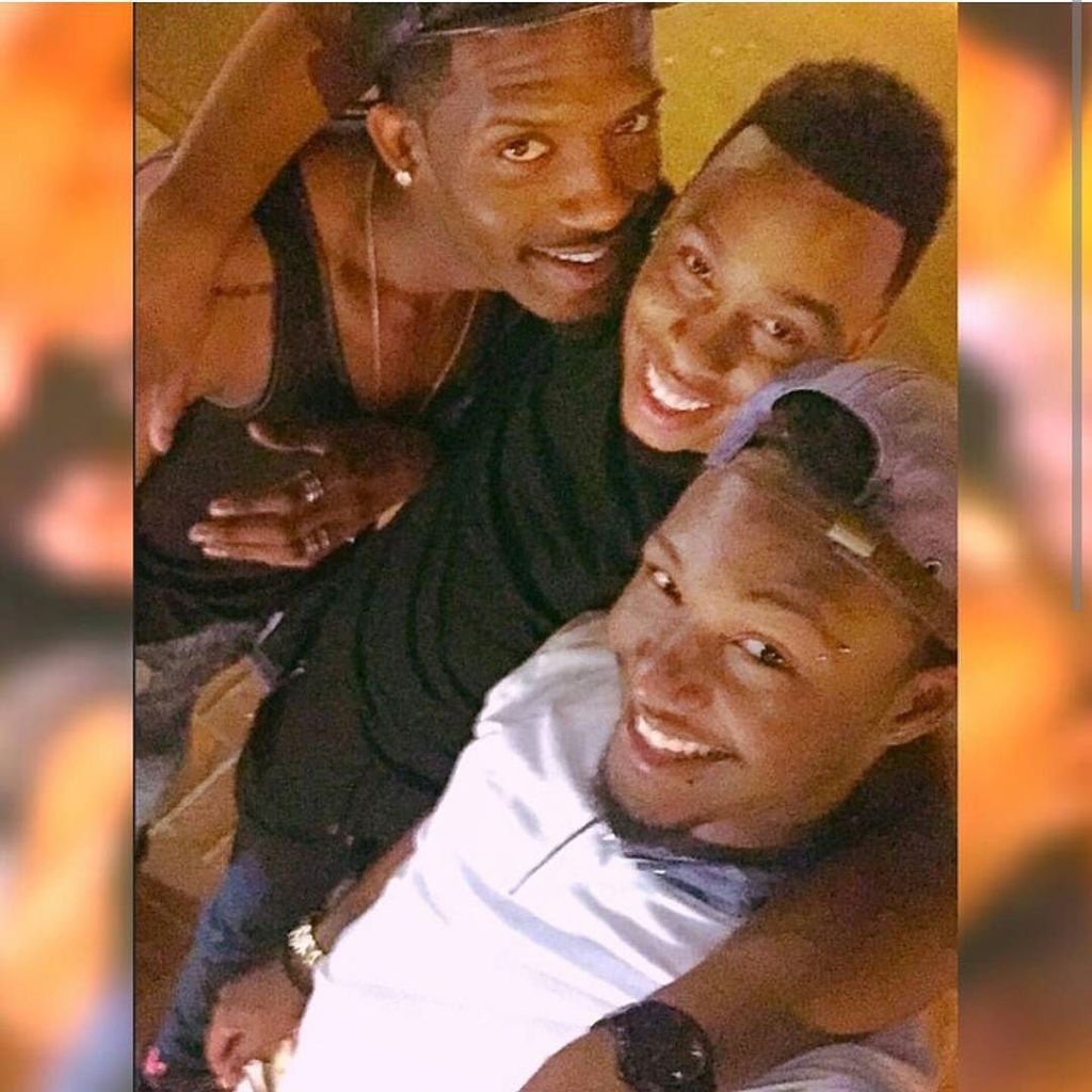 HAPPY BIRTHDAY TO MY BRO LOVE YOU ENJOY YOUR DAY AND I KNOW IT WILL BE AS FABOLOUS AS YOU ARE 
