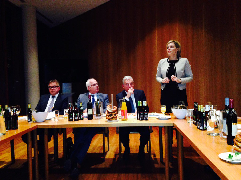 robschmi's tweet photo. .@JuliaKloeckner spricht v. CDU-Landesgruppen RLP&amp;BaWü: CDU steht geschlossen und hat bessere Lösungen. Wir packen's https://t.co/9OxhX5u5aR