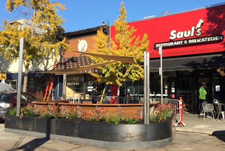 #Parklet of the week: Berkeley's 2nd parklet at <a href="/SaulsDeli/">Saul's Restaurant</a>, designed by David Trachtenberg berkeleyside.com/2015/11/12/ber…
