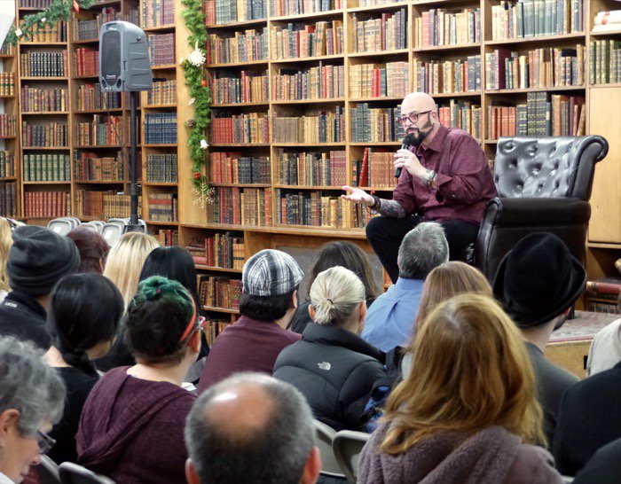 JacksonGalaxy's tweet image. Looking fwd to hanging w #TeamCatMojo #KCMO tonite (last stop on #CatifyToSatisfy tour) buff.ly/1NI5KEf