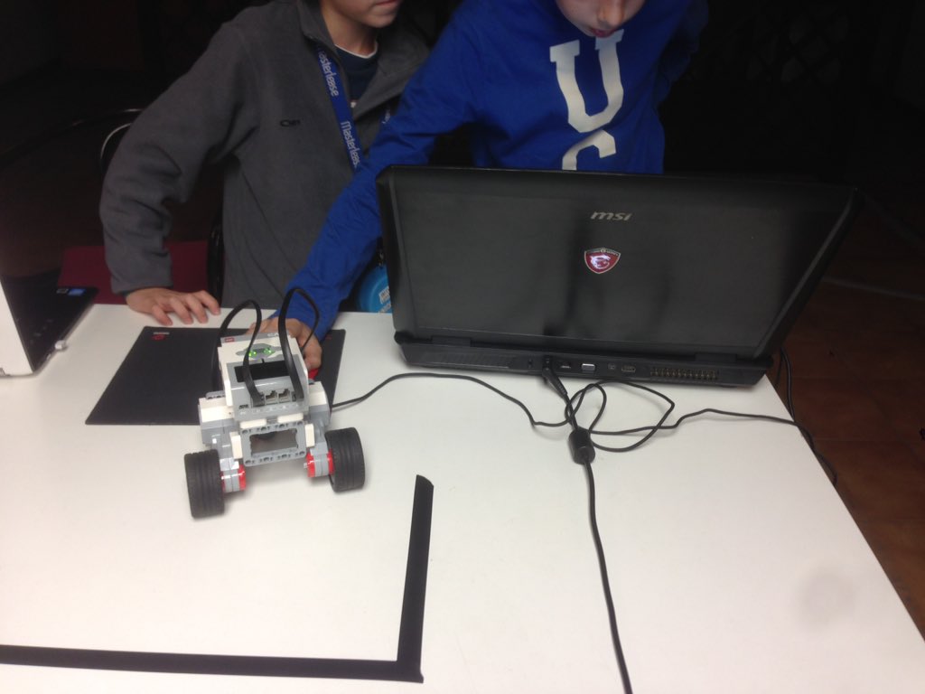 Make_and_Learn's tweet image. El grup de @Mindstorms_EV3 del casino del Masnou comença a dominar el funcionament dels motors. #robotics #learnfun