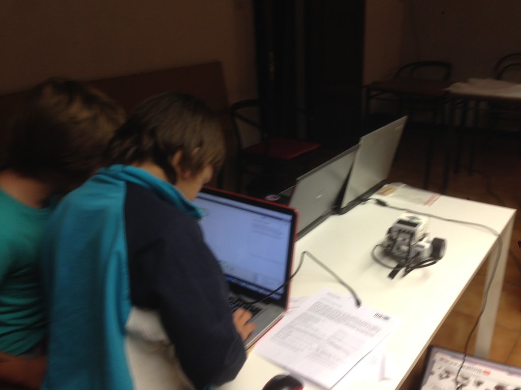 Make_and_Learn's tweet image. El grup de @Mindstorms_EV3 del casino del Masnou comença a dominar el funcionament dels motors. #robotics #learnfun