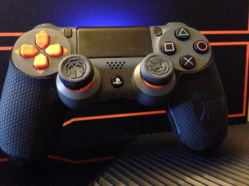 junbuggz's tweet photo. @EVILxJUGHERNOG2 This shit feels amazing!! Everyone should play like this!!! @KontrolFreek thnx Jug!! https://t.co/n7KyAKMWYQ