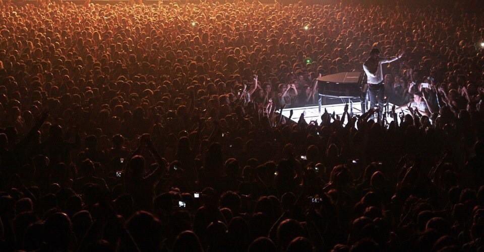 CremoniniCesare's tweet photo. C'è un momento in cui mentre suoni sei circondato e ti senti al sicuro, e quella è la felicità di stare sul palco. https://t.co/iO3PX4eead