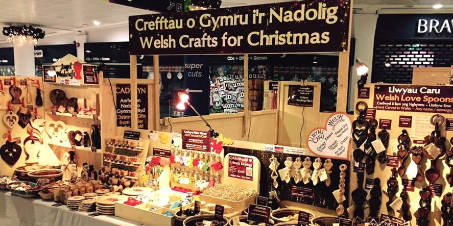 cadwyncyf's tweet photo. Dewch draw i uned Cadwyn yn y @QueensArcade Caerdydd am anrhegion Nadolig unigryw o Gymru a'r byd! #yagym https://t.co/HxnRU37rT3