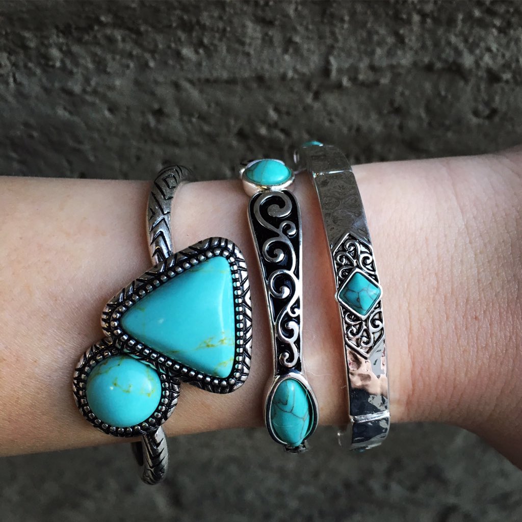 Bracelet set of the day. 🌎 We love turquoise! #scv #valencia #santaclarita