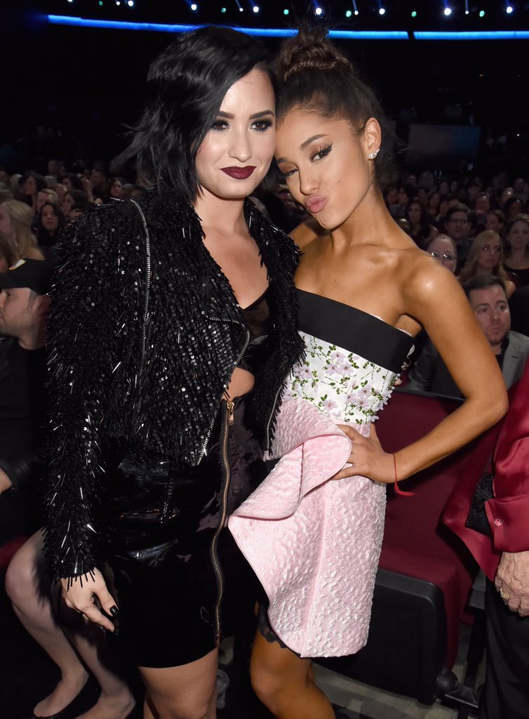 demetriaonlyx's tweet photo. #AMAs #DemiOnAMAs https://t.co/WLhcubZZBx