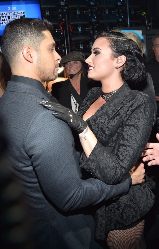 demetriaonlyx's tweet photo. #AMAs #DemiOnAMAs https://t.co/WLhcubZZBx