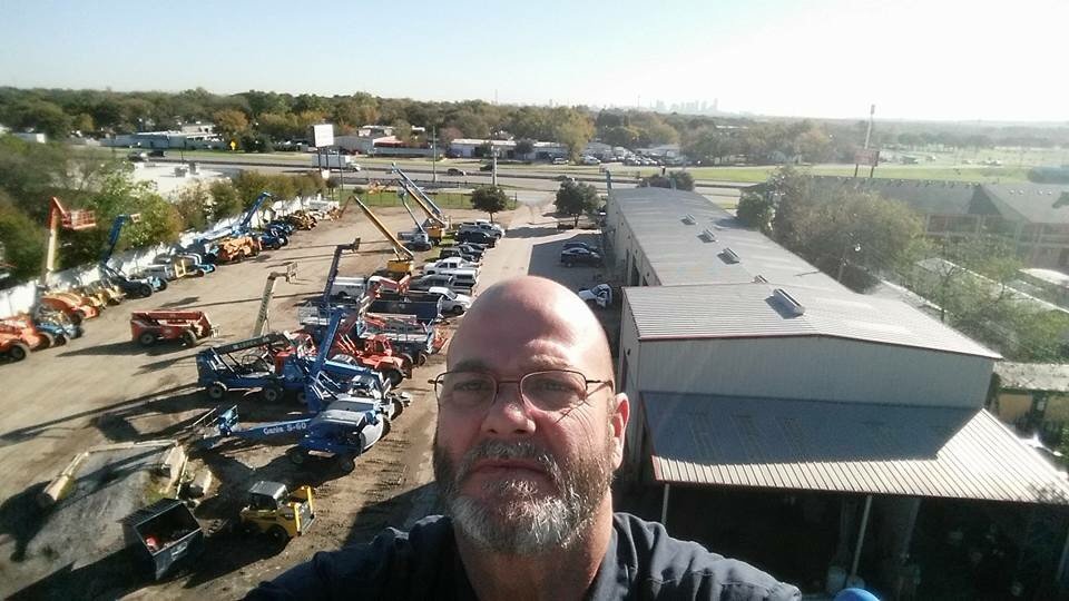 Searle Flynt taking a genie boomlift to the top for the rental ready.#dallasconstruction #genielift #equipmentrental