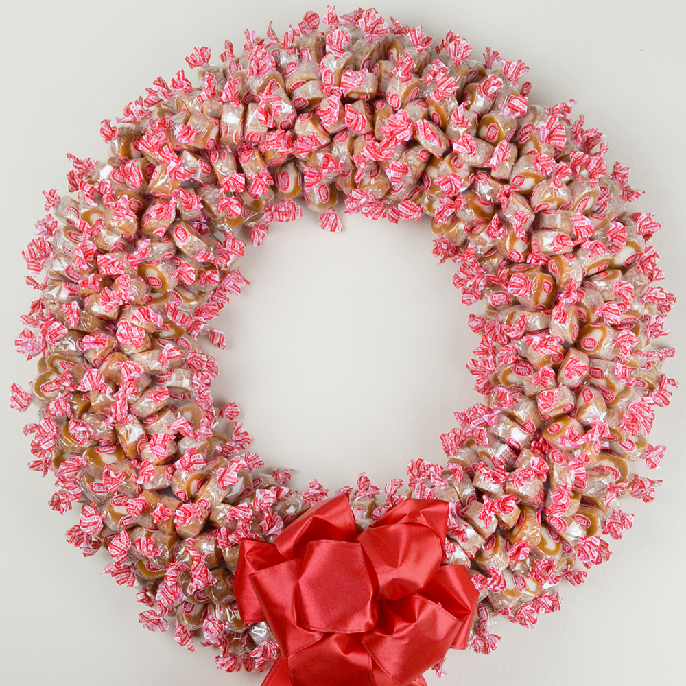 GoetzeCandy's tweet photo. How to make a candy wreath #holidays #diy #candycrafts https://t.co/5FLbC7Z1WE https://t.co/acfSIR4w3B