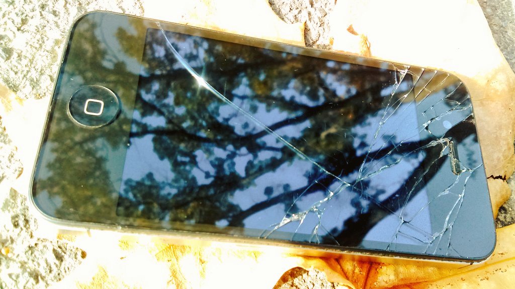 jstntimeiRepair's tweet photo. #4sale #a1387 #Verizon #iPhone4s #eightgig #forsale @gazelle @swappa @iCracked Fall(n)iPhone 😄📲 https://t.co/Us19QIVYuw