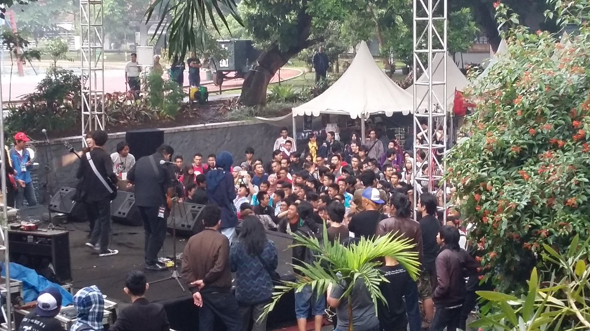 Gomu2NoMatsuri's tweet photo. Kemeriahan Panggung saat @Gomu2NoMatsuri @sman2bdg  :D https://t.co/KXat5eLPex