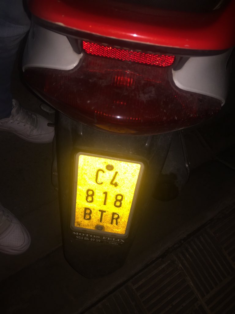 pabdiaceb's tweet photo. Me acaban de robar una Yamaha jog roja y Blanca con el guardabarros delantero plateado RT POR FAVOR https://t.co/ECW8fH7Csv