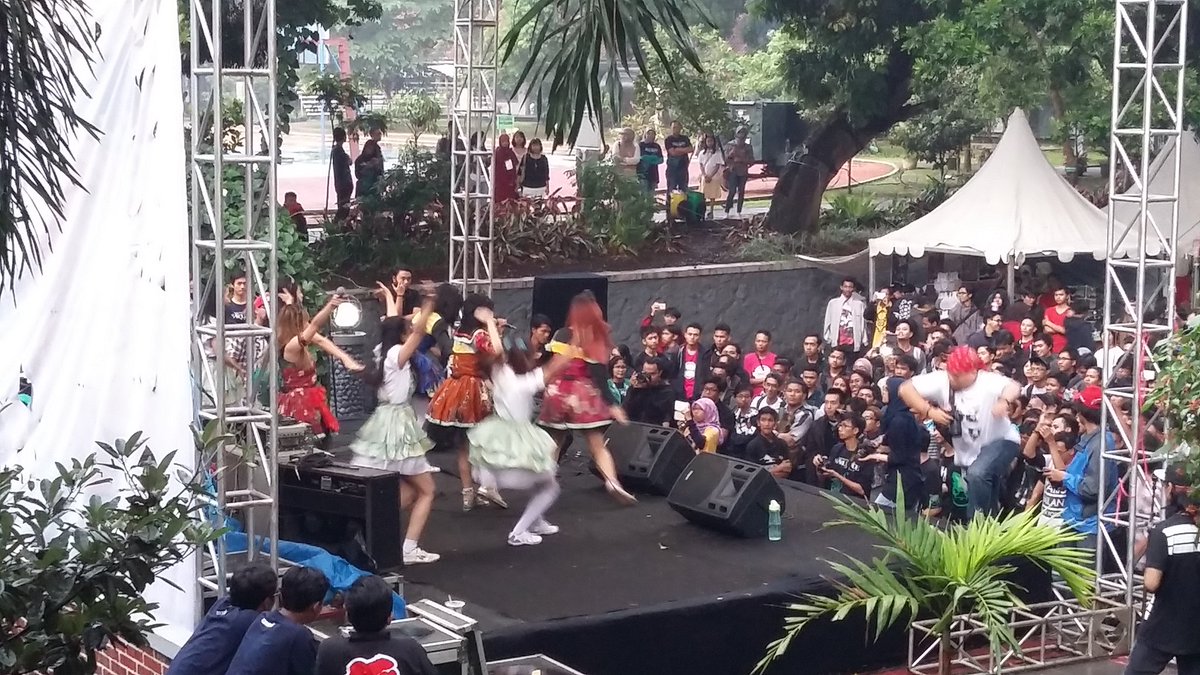 Gomu2NoMatsuri's tweet photo. Kemeriahan Panggung saat @Gomu2NoMatsuri @sman2bdg  :D https://t.co/KXat5eLPex