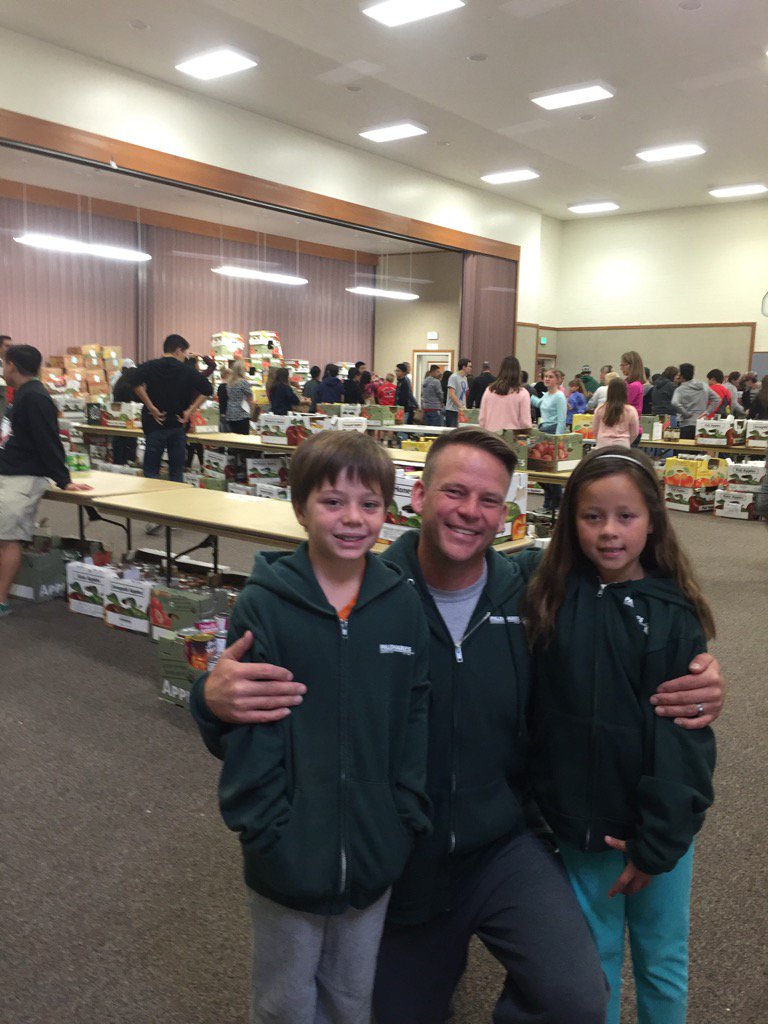 PalomaresHawks's tweet photo. Thank you for volunteering and demonstrating care for others in our community. #CVOutreach https://t.co/kwbf8wGGuB