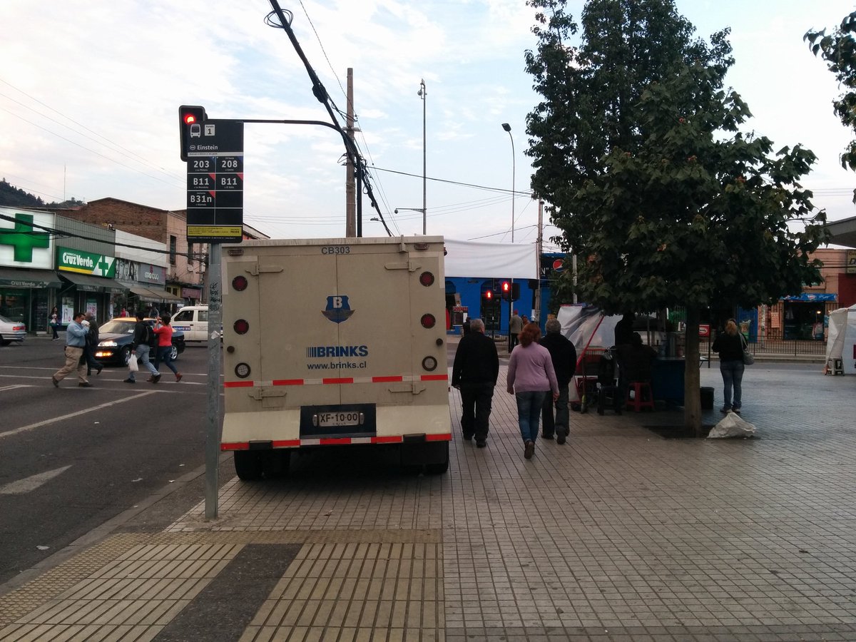 transrecoleta's tweet photo. Estimados #Brinks y #Wagner se les agradecería dejar de destruir nuestras veredas con sus vehículos blindados. https://t.co/S6XfC5gpea