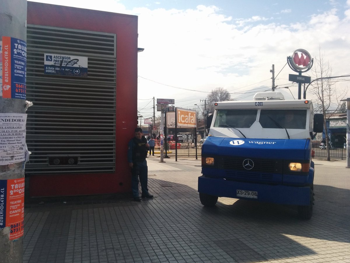 transrecoleta's tweet photo. Estimados #Brinks y #Wagner se les agradecería dejar de destruir nuestras veredas con sus vehículos blindados. https://t.co/S6XfC5gpea