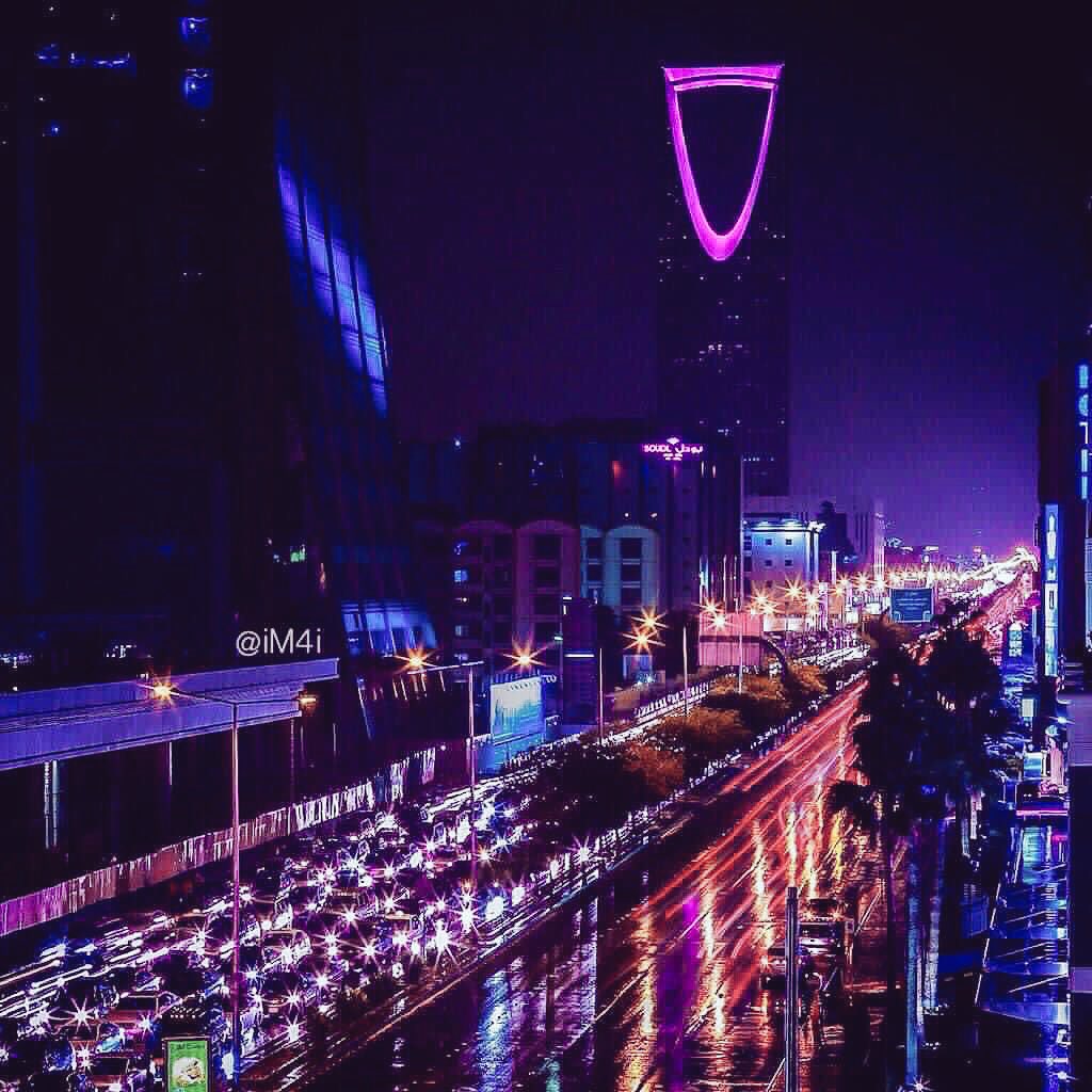 #ليل_الرياض اليوم جذاب
واصوات المطر تآخذ الانفاس
اللهم اجعلها سقيا رحمة وانفع بها البلاد والعباد..