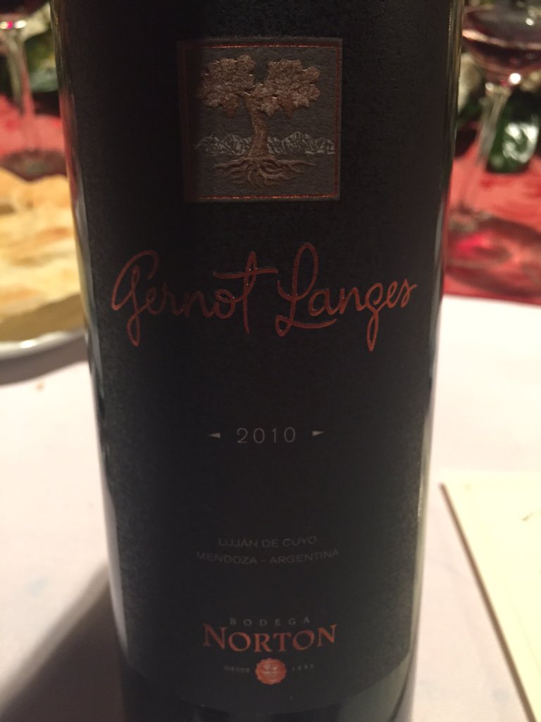 FlacoGabrielli's tweet photo. #CuartoPaso con este #GernotLanges 2010 de @BodegaNorton #TremendoAvion https://t.co/KkdrC4uBP0