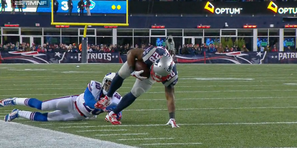 nflnetwork's tweet photo. Missed tackle turns into SIX! 

HALF: 
Bills 3, Pats 10 
#BUFvsNE https://t.co/FLFXt1q9hE