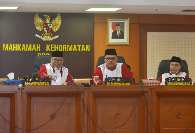 Pengamat aneh!  "<a href="/Metro_TV/">METRO TV</a>: MKD Pertanyakan Legal Standing SS, Pengamat: Itu Langkah Mundur goo.gl/JXCS3X