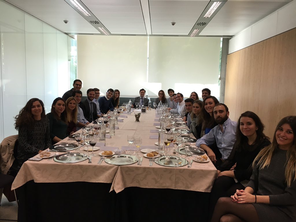 macarflo's tweet photo. Hoy he tenido el placer de departir con alumnos de #MUDF y #MUMK de @LoyolaLS. Transmiten ilusión https://t.co/IRYNiAmBOR