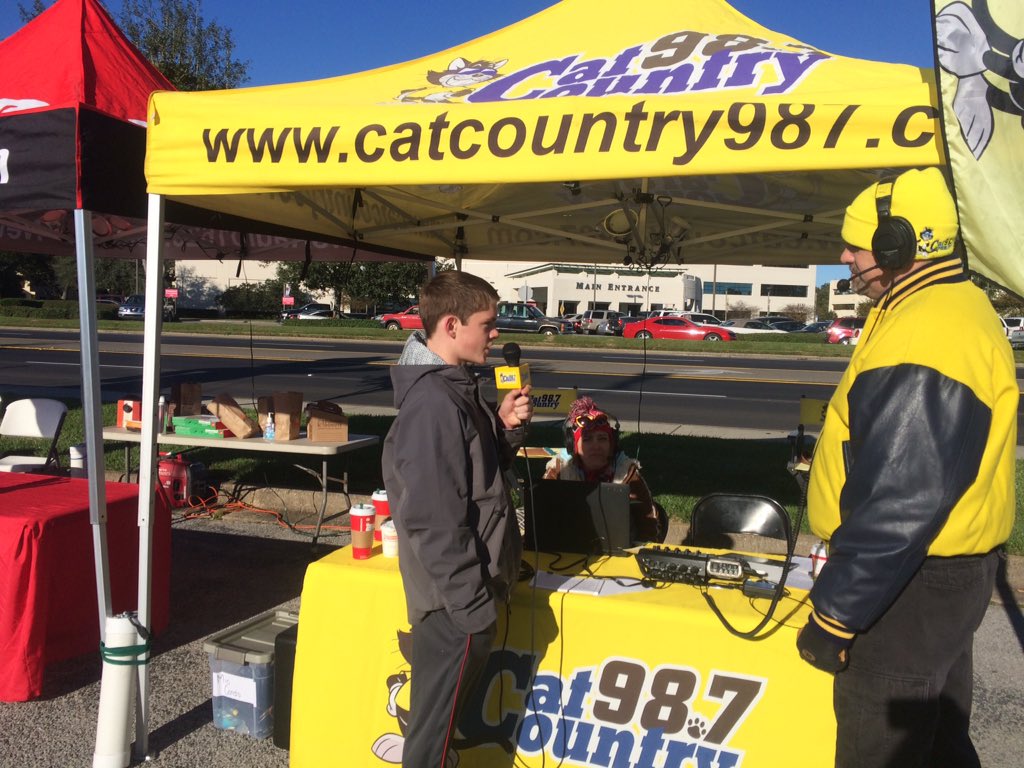catcountry987's tweet photo. Helping @MannaFoodP raise food today for the annual #fillthemayflower food drive @ShopCordovaMall! https://t.co/BBrlht2Xu7