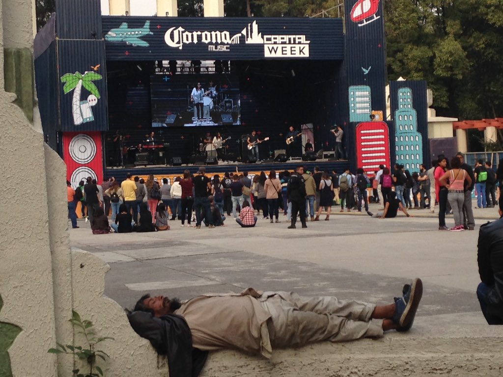 jess_greenwood's tweet photo. El viernes en el Pre #CoronaCapital15 y el borracho lo sabe @korno @Radiohen @Jimostenes @jrisco #CoronaCapitalWeek https://t.co/swS79d6zwS