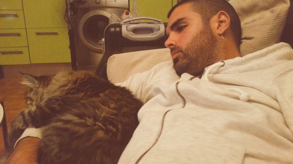 LosRebujitos's tweet photo. Q mejor q combatir este frio, con tu amor en el sofalito! 😍 https://t.co/mspiMLtjjd