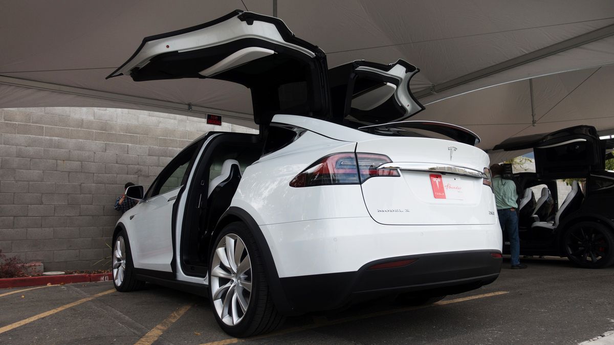 Tesla Model : Preorder customers start customizing Tesla Model starting