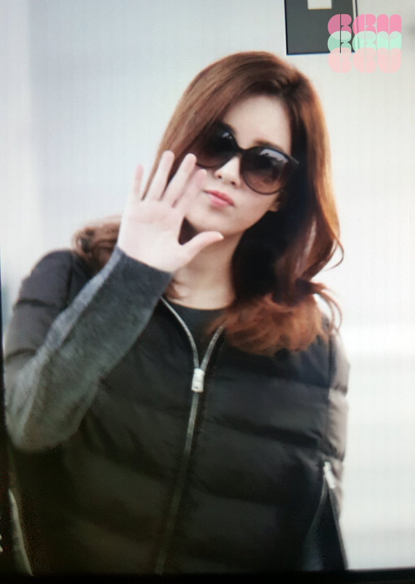 [PIC][24-11-2015]SeoHyun khởi hành đi Trung Quốc vào sáng nay CUiQ0vvUwAAYqtB