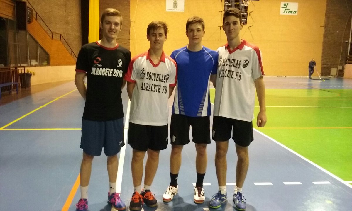 albaceteFSala's tweet photo. Además en el entreno han participado jugadores del JDH: @AlvaroCasAl97 @Alvaro_CG9 @antonio_cava y Pedro. Una fotito https://t.co/An0EvfpBnP