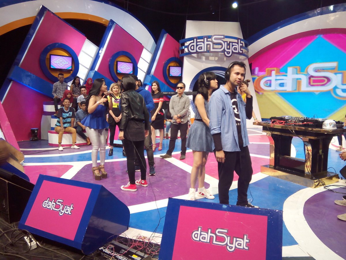 dahSyatMusik's tweet photo. Kita seru2an lagi di tebak lirik..pasti seru bgt deh..hihihi :D #dahsyatnyaBattleDJ https://t.co/KUJXJpulBD