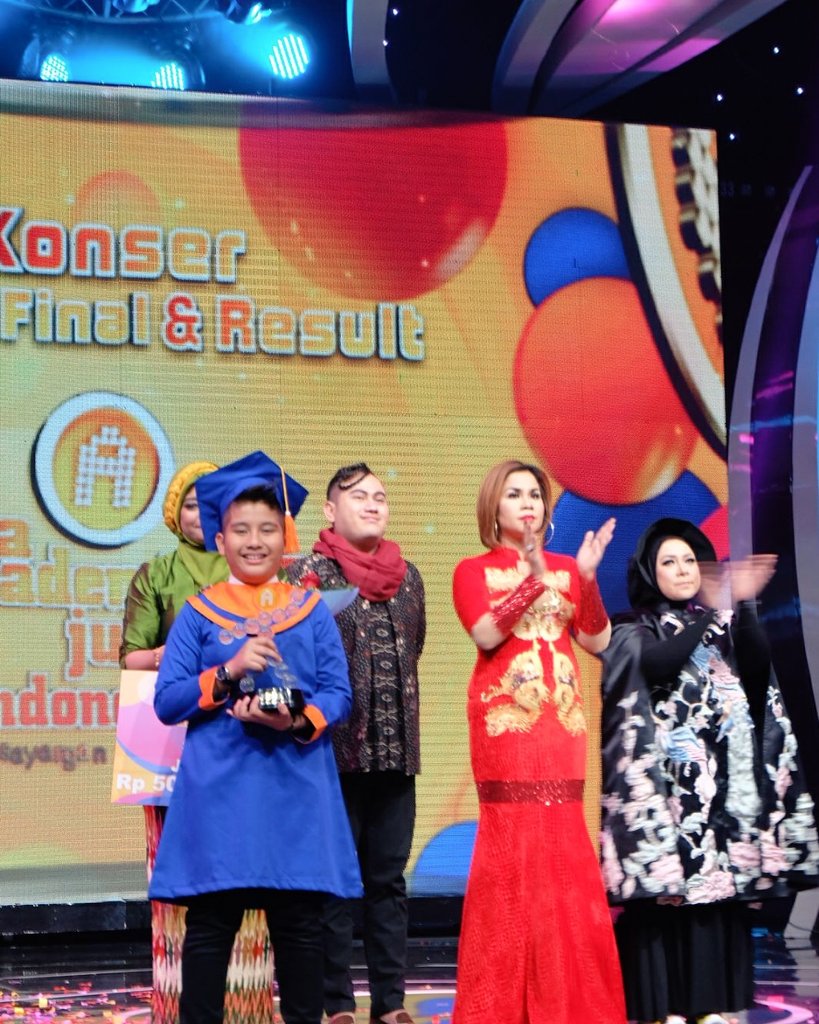 Rurimdws's tweet photo. Piala ini aku persembahkan utk alm papa, keluarga, dan semua rurilicious yg udh baik bgt sm aku.Thankyou semua!❤❤ https://t.co/sgpzwaon88