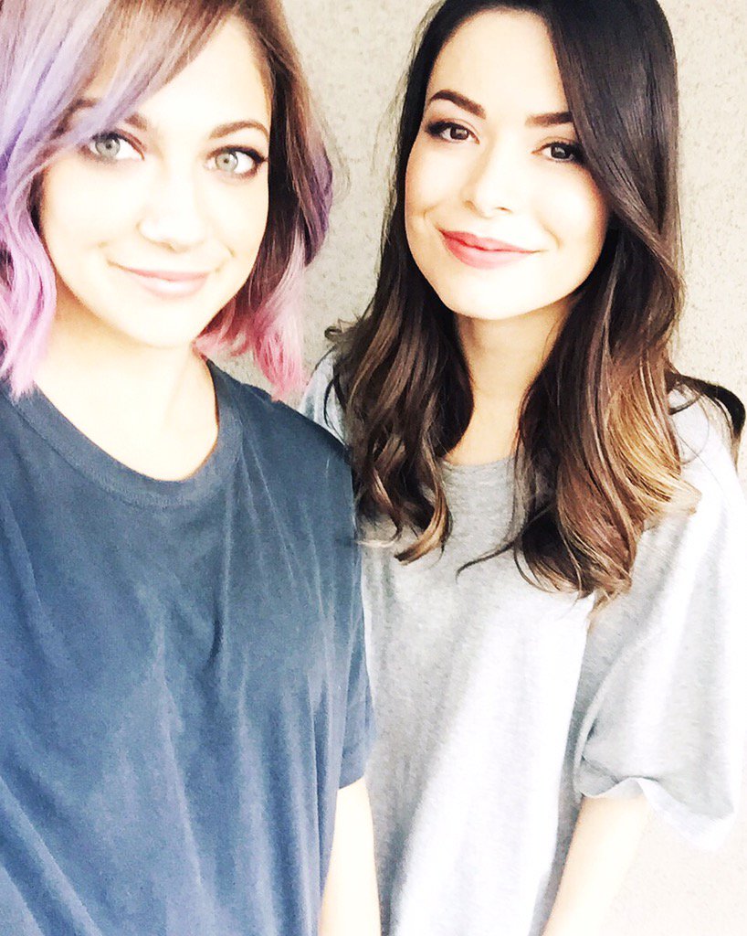 MirandaCosgrove's tweet photo. Hanging with @miaserafino https://t.co/v8piSlB3kF