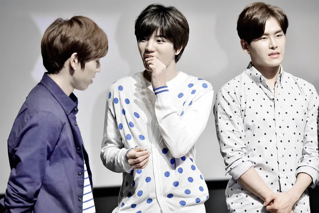 alwayssungjong's tweet photo. [FANTAKEN] 151118 Pepsi Fanmeeting - Sungjong, Dongwoo, Hoya by spring flowers [2] https://t.co/SodKKyX6In