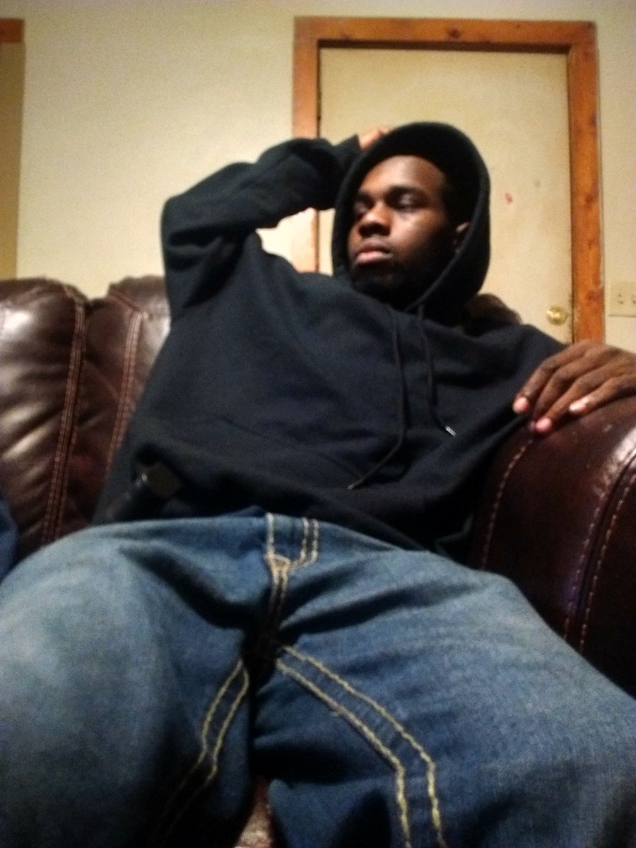 kingthomas550's tweet photo. I'm chill wit the pole u no I keep it on me https://t.co/8bBDikAyB2