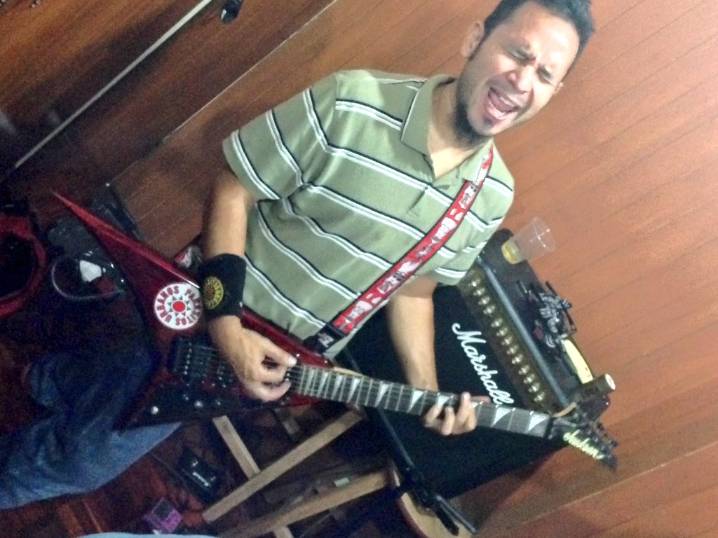 parasitosurbano's tweet photo. Lunes=Punk!!!  #punk #punkrock #monday #lunes #ensayo #rock https://t.co/dsCdaam4Wm