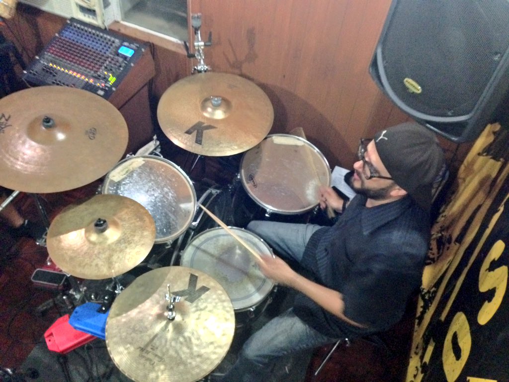 parasitosurbano's tweet photo. Lunes=Punk!!!  #punk #punkrock #monday #lunes #ensayo #rock https://t.co/dsCdaam4Wm