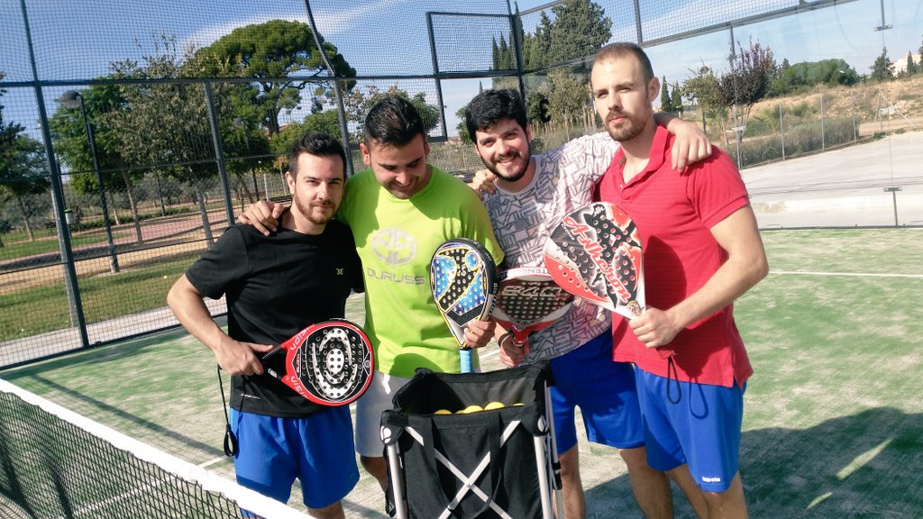 PadelChorques's tweet photo. La familia JOVEN FUTURA sigue creciendo !! Más amigos inician sus clases con nosotros vamos !!! #escuelafuturapadel https://t.co/SkXZq9tgyf
