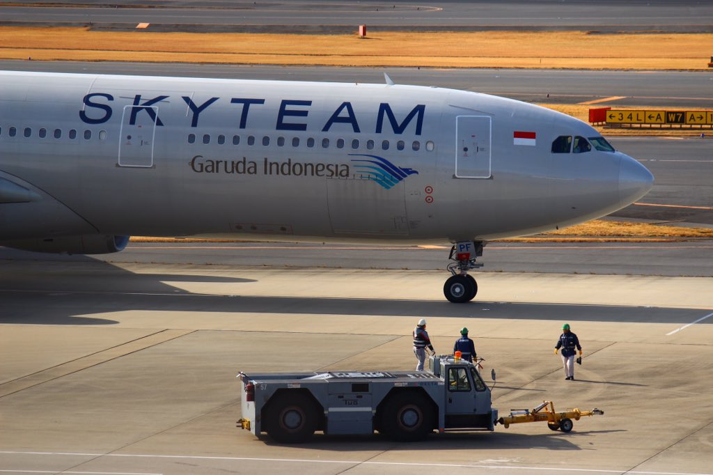 koukuki_bot's tweet photo. トーバー
飛行機を牽引、プッシュバックする時に使われる棒状のもの。飛行機の前脚とトーイングトラクターの間に繋がれる。 https://t.co/8kXvels3gx