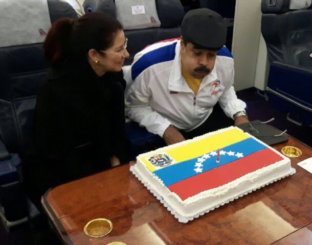 ConCiliaFlores's tweet photo. Después de exitosa Cumbre en Irán, regresando a la Patria cantamos y deseamos FELIZ CUMPLEAÑOS a @NicolasMaduro https://t.co/qyxjU1Lj8M