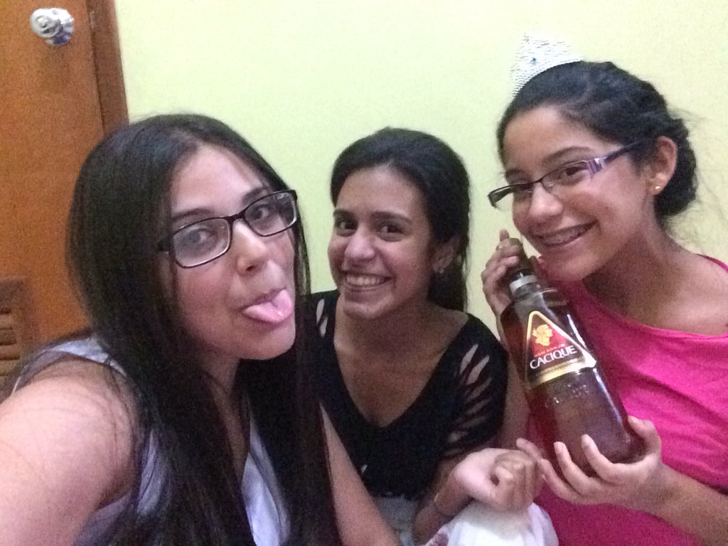 stephannyci's tweet photo. Sendas lacras celebrando #F8win https://t.co/RBwOZz6H6F
