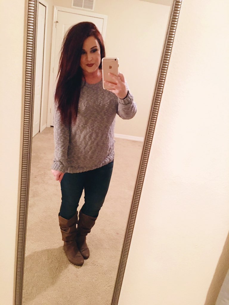 vintagemagicmom's tweet image. Perfect sweater and boots kinda night !!! #floridaweather #FloridaProblems #finallycold