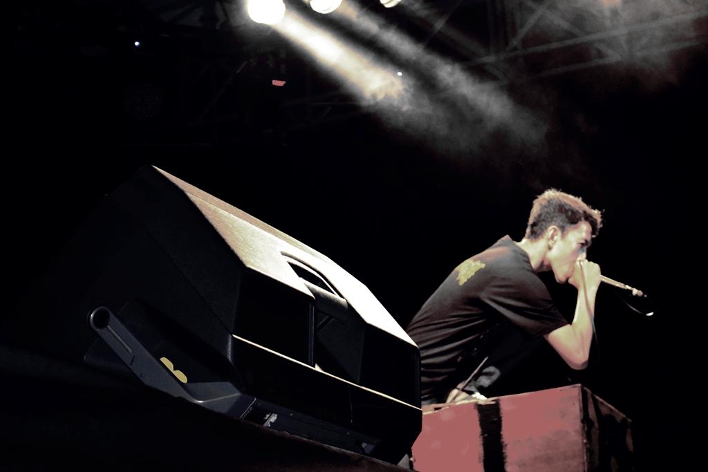 Tidak bisa melihat bukan berarti kalian tdk bisa bermain musik. Bermain musik bisa menggunakan hati dan perasaan 👊✌