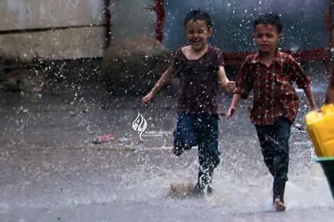 l__reemy's tweet photo. وحنّا طين .. 
نفرح بالمطر ونلين ! https://t.co/hdChiVCo1u