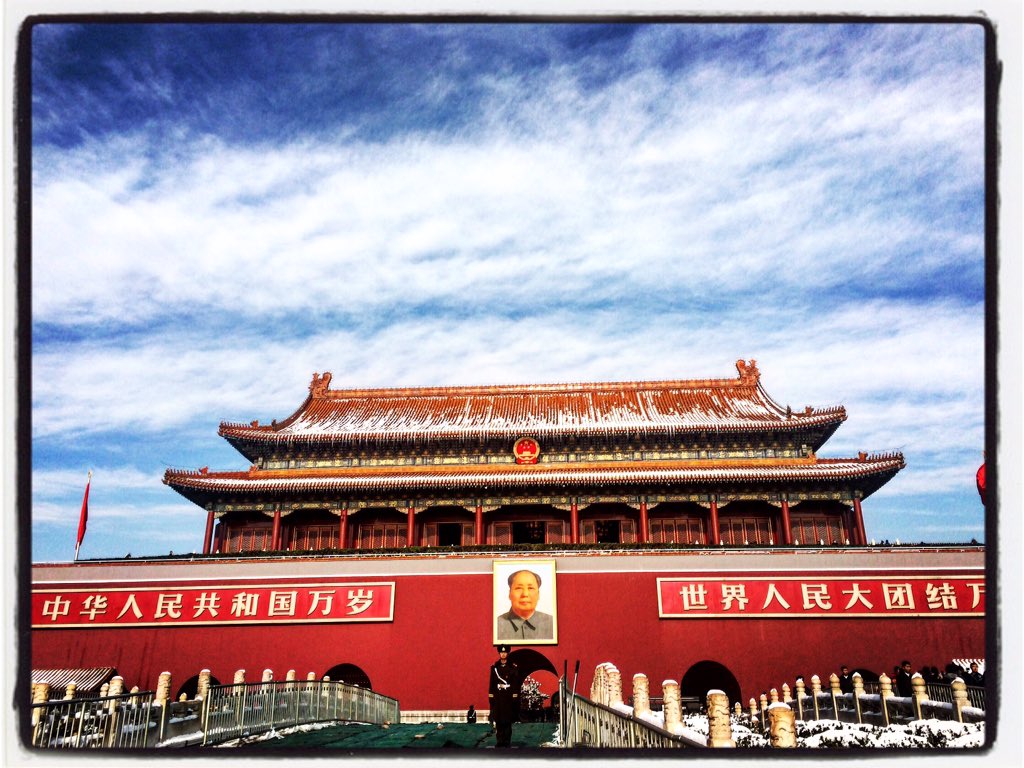 DaleViaja's tweet photo. Con ustedes la imponente entrada a la ciudad prohibida frente a la Plaza #Tiananmen. #China #Mao #Daleviaja https://t.co/LmUcaxFDuk