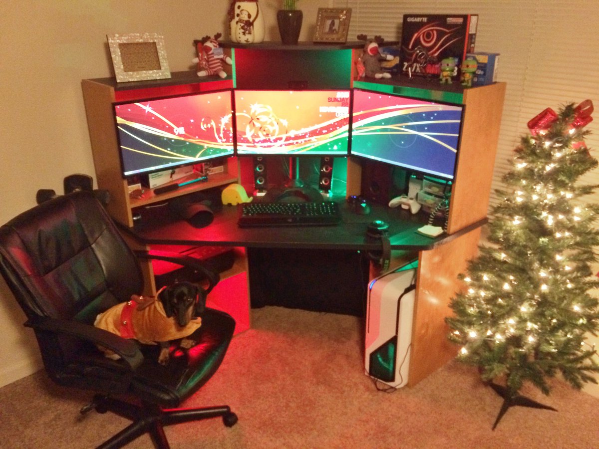 GamerSetups's tweet photo. A sweet Christmas themed setup from /u/IbeDillon https://t.co/DHotMfnI4W