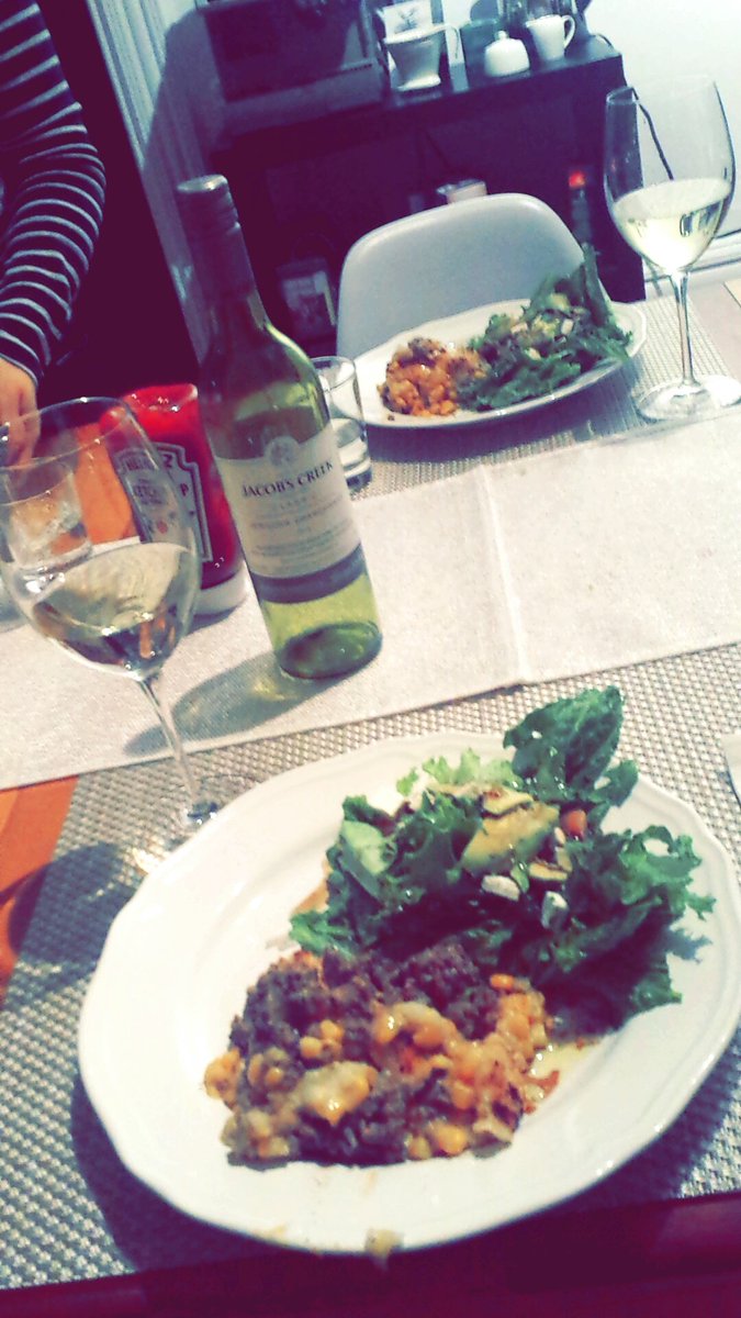 d10aguilar's tweet photo. Best Night 🍷💕💯😻#vino #dateNight #withThebest #patechinois #salad https://t.co/mf2gPrCk7F