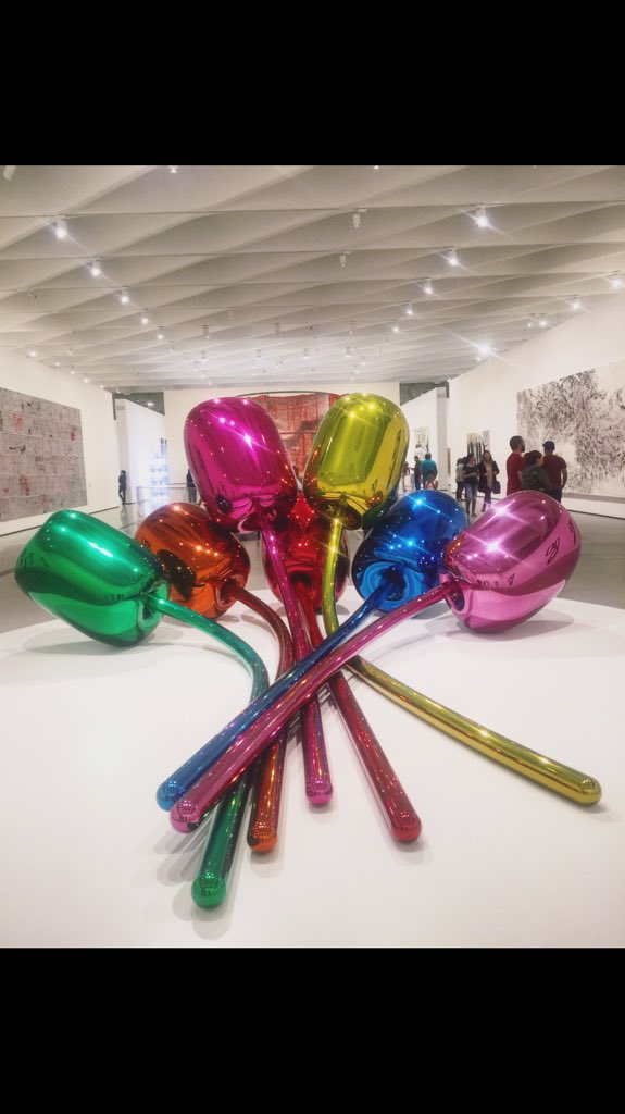 bryanmfatemi's tweet photo. Pic I took last night at @TheBroad #art #jeffkoonstulips #thebroadmuseum https://t.co/B64lI02YPN